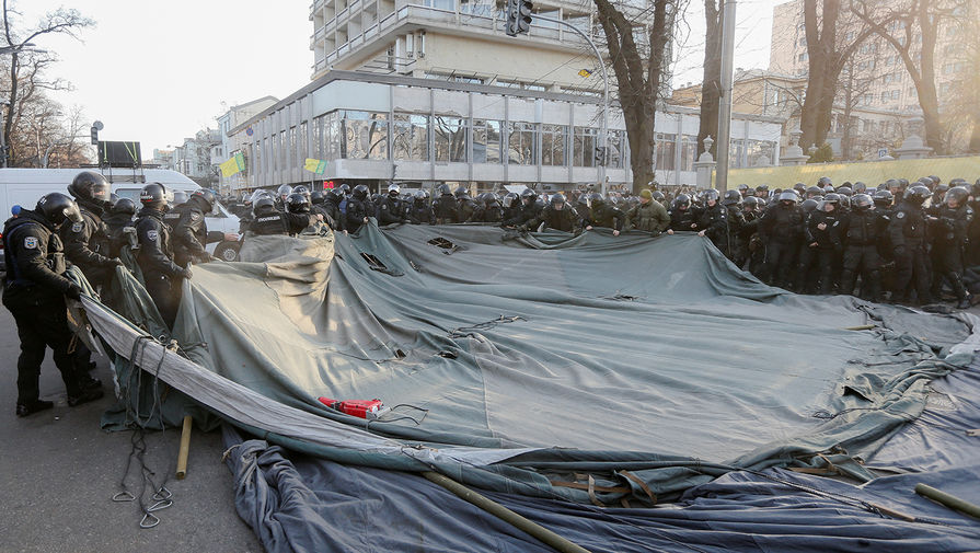 Столкновения сотрудников полиции и протестующих около&nbsp;здания Верховной рады Украины в&nbsp;Киеве, 17 декабря 2019 года