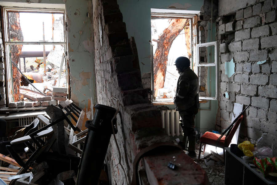 Военнослужащий батальона &laquo;Восток&raquo; Народной милиции ДНР на&nbsp;территории разрушенного комбината &laquo;Азовсталь&raquo; в&nbsp;Мариуполе, 21&nbsp;мая 2022&nbsp;года