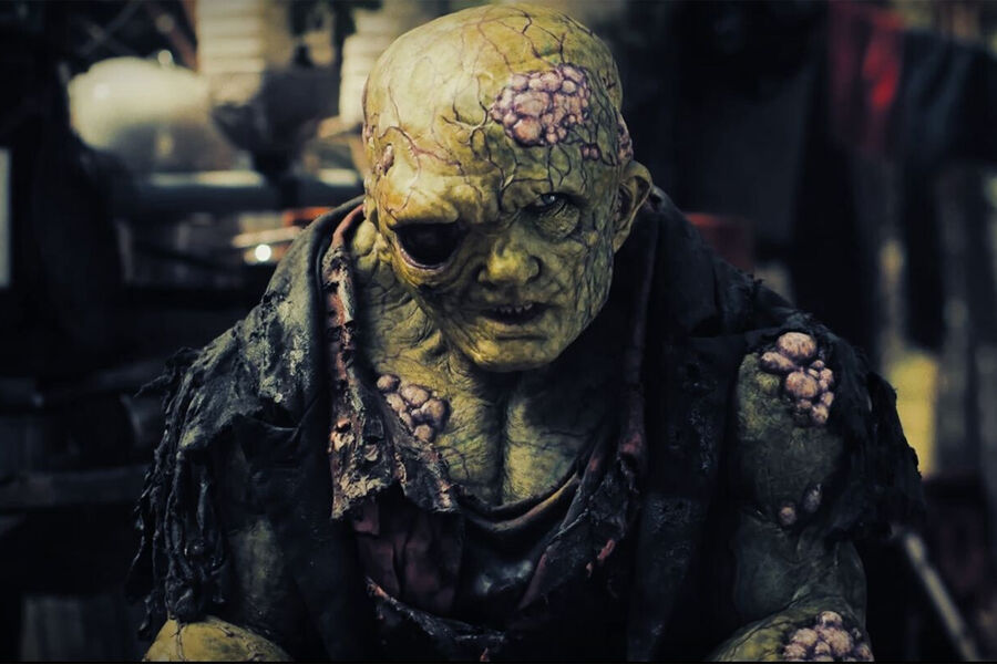 <b>«Токсичный мститель» (The Toxic Avenger), реж. Мэйкон Блэр </b>
<br><br>
<b>Где и когда смотреть:</b> в&nbsp;кино &mdash; с&nbsp;4 сентября
<br><br>
Супергеройская сплэттер-комедия, перезагружающая культовую франшизу студии Troma «Токсичный мститель». В&nbsp;новой версии уборщика, который после падения в&nbsp;яму с&nbsp;ядовитыми отходами превращается в&nbsp;жуткого мутанта, сыграл звезда «Игры престолов» Питер Динклейдж, также в&nbsp;фильме снялись Джейкоб Трамбле («Комната», «Чудо»), Кевин Бейкон(«Таинственная река», «Дрожь земли») и Элайджа Вуд («Властелин колец», «Шершни»).
