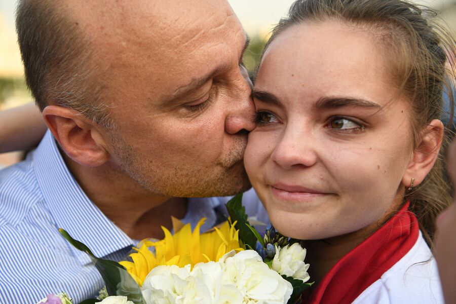 Гимнастка Дина Аверина с&nbsp;отцом во время встречи и чествования российских спортсменов, выступавших на&nbsp;XXXII летних Олимпийских играх в&nbsp;Токио, на&nbsp;Красной площади в&nbsp;Москве, 2021&nbsp;год