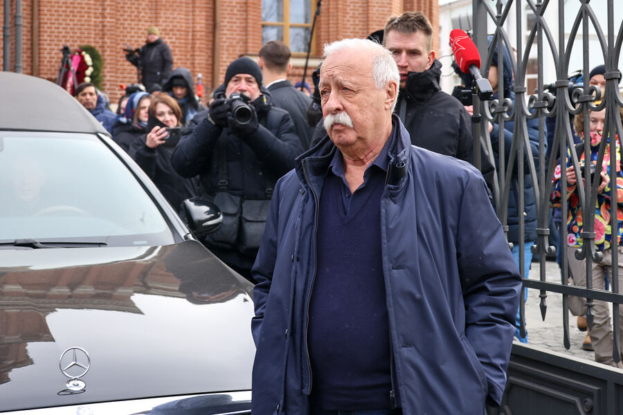 Актер и телеведущий Леонид Якубович у&nbsp;Храма Святителя Николая во время прощания с&nbsp;актером Олегом Стриженовым, 12&nbsp;февраля 2025&nbsp;года 