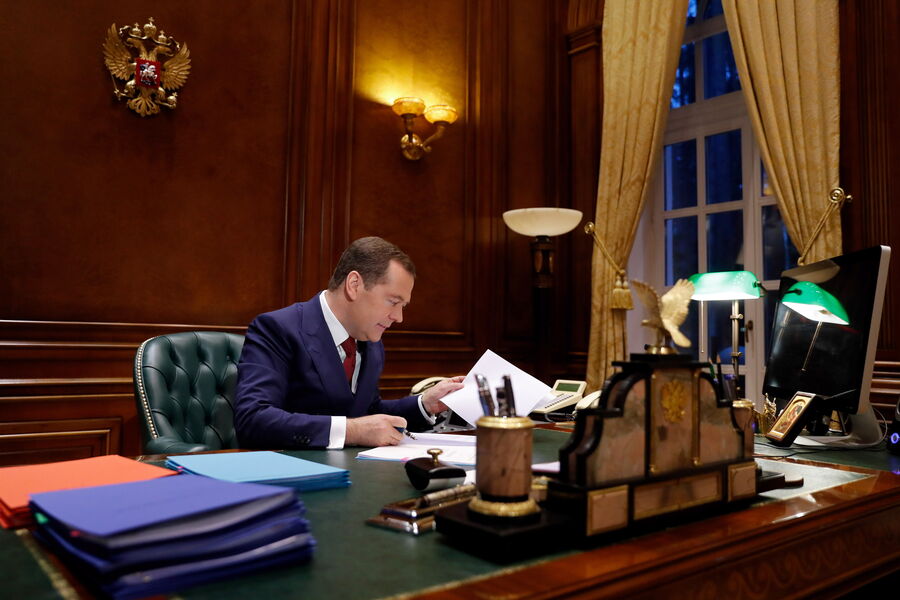 Премьер-министр РФ Дмитрий Медведев в&nbsp;своем кабинете в&nbsp;резиденции &laquo;Горки&raquo;, 2019&nbsp;год
