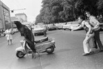 Сивуч Капа на мопеде и дрессировщик Юрий Захаров около Цирка на Цветном бульваре, 1978 год