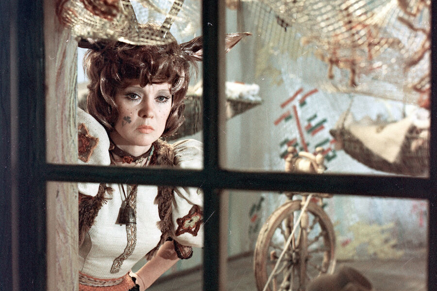 <b>Людмила Гурченко в&nbsp;фильме «Мама».</b>
<br><br>
Как признавалась Людмила Гурченко в&nbsp;своих воспоминаниях, после многих неудач она не верила обещаниям режиссеров. И когда Никита Михалков предложил ей роль в&nbsp;фильме «Неоконченная пьеса для&nbsp;механического пианино», обрадовалась, однако все равно не надеялась на&nbsp;успех. Поэтому согласилась на&nbsp;съемки в&nbsp;советско-румынско-французском фильме «Мама», чему Михалков был очень удивлен. Директора картин договорились о&nbsp;совместной занятости актрисы, но на&nbsp;съемках «Мамы» Людмила Марковна сломала ногу: на&nbsp;льду на&nbsp;нее упал клоун Олег Попов, и о&nbsp;работе у&nbsp;Михалкова пришлось забыть. Хотя на&nbsp;съемки «Мамы» Гурченко все же вернулась и готова была играть роль даже с&nbsp;загипсованной ногой. 