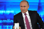 Владимир Путин отвечает на&nbsp;вопросы россиян в&nbsp;основной студии московского Гостиного Двора во время ежегодной специальной программы &laquo;Прямая линия с&nbsp;Владимиром Путиным&raquo; 