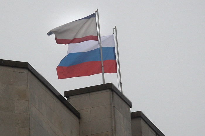 Российский флаг над зданием совета министров Автономной республики Крым