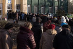 Луганск. Очередь перед голосованием на выборах главы ЛНР и депутатов народного совета республики на избирательном участке в школе №28