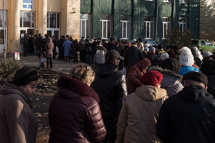 Луганск. Очередь перед&nbsp;голосованием на&nbsp;выборах главы ЛНР и депутатов народного совета республики на&nbsp;избирательном участке в&nbsp;школе №28