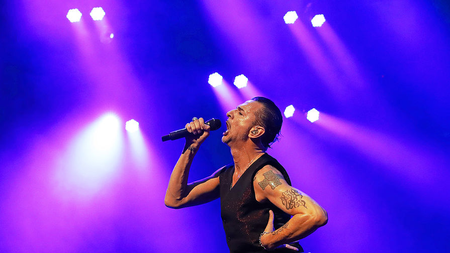 Вокалист Depeche Mode Дэйв Гaан во время концерта в Москве, 15 июля 2017 года