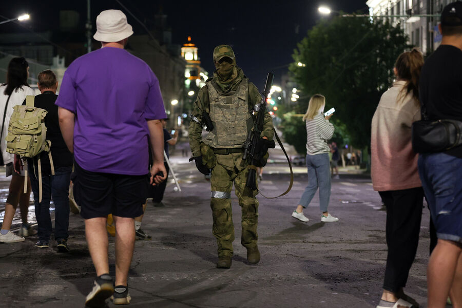 Боец ЧВК &laquo;Вагнер&raquo; на&nbsp;улице города, 24&nbsp;июня 2023&nbsp;года