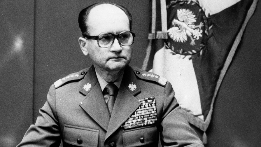 Генерал Войцех Ярузельский во время объявления введения военного положения в&nbsp;Польше, 13&nbsp;декабря 1981&nbsp;года