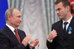 Президент России Владимир Путин и футболист Игорь Акинфеев на&nbsp;церемонии вручения государственных наград и почетных грамот спортсменам и тренерам сборной России по&nbsp;футболу&nbsp;- участникам чемпионата мира FIFA &ndash; 2018&nbsp;в&nbsp;Кремле, июль 2018&nbsp;года