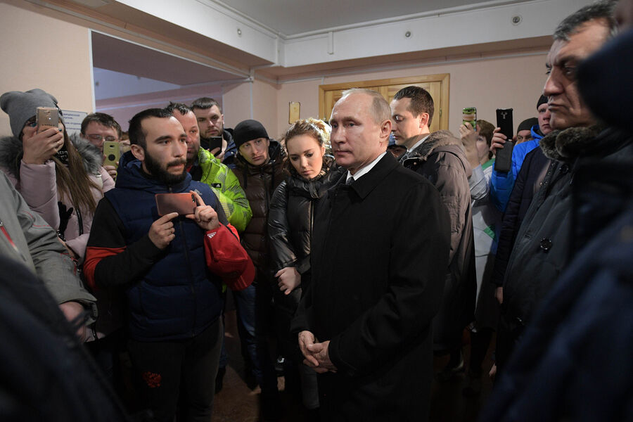 Президент РФ Владимир Путин разговаривает с&nbsp;родственниками пропавших без&nbsp;вести во время пожара в&nbsp;торгово-развлекательном центре &laquo;Зимняя вишня&raquo;, 27&nbsp;марта 2018&nbsp;года