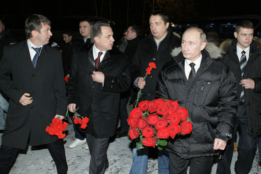 Председатель правительства РФ Владимир Путин на&nbsp;Люблинском кладбище перед&nbsp;возложением цветов к&nbsp;могиле болельщика &laquo;Спартака&raquo; Егора Свиридова, убитого в&nbsp;Москве в&nbsp;начале декабря. На&nbsp;первом плане второй слева&nbsp;- министр спорта, туризма и молодежной политики РФ Виталий Мутко. На&nbsp;втором плане второй справа&nbsp;- президент &laquo;Всероссийского объединения болельщиков&raquo; Александр Шпрыгин, 21&nbsp;декабря 2010&nbsp;года