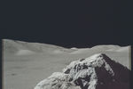 Астронавт Джек Шмитт около скалы на Луне, 13 декабря 1972 года