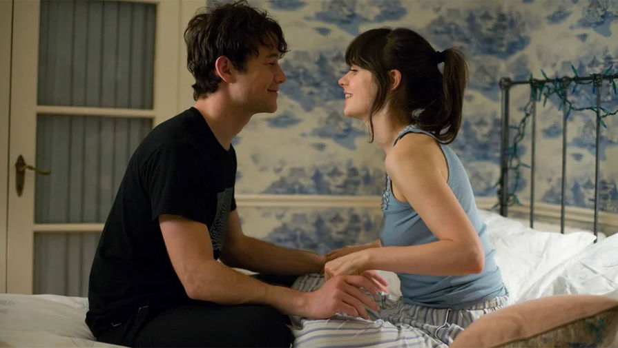 Кадр из&nbsp;фильма «500 дней лета» (2009). Именно после главной роли в&nbsp;фильме Гордон-Левитт окончательно зарекомендовал себя в&nbsp;статусе полноценной голливудской звезды (а еще получил свою первую номинацию на&nbsp;&laquo;Золотой глобус&raquo;). Мелодрама и по&nbsp;сей день попадает во всевозможные рейтинги обязательных для&nbsp;просмотра представителей жанра &mdash; во многом из-за необычной структуры, позволяющей с&nbsp;другой стороны взглянуть на&nbsp;сам институт романтических отношений и расставания.
