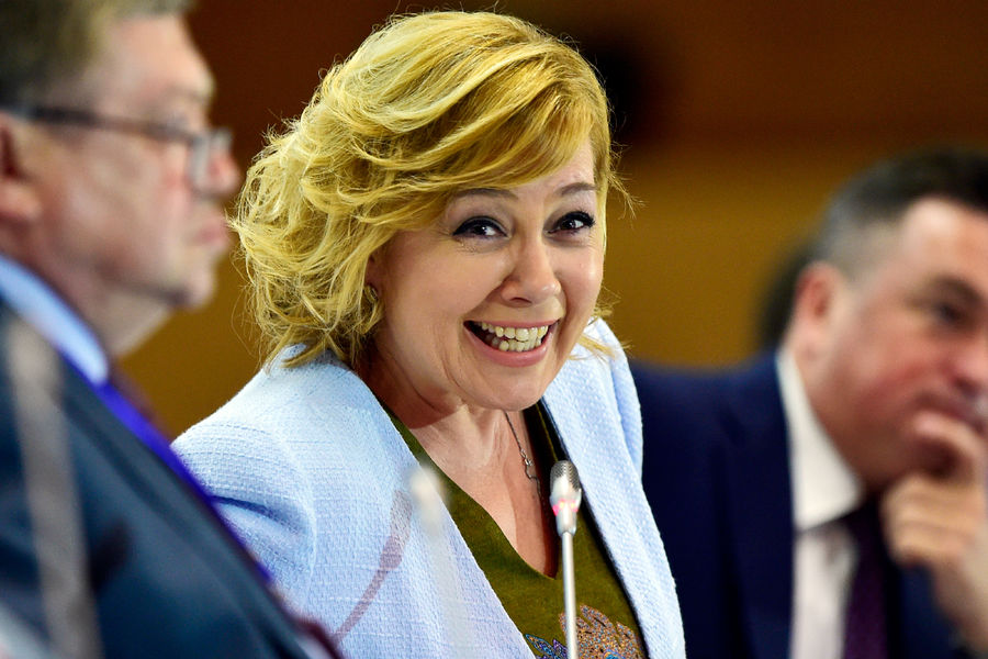 Арина Шарапова на&nbsp;пленарном заседании в&nbsp;рамках открытия III Дальневосточного медиасаммита в&nbsp;кампусе Дальневосточного федерального университета (ДВФУ) на&nbsp;острове Русский, 2016&nbsp;год