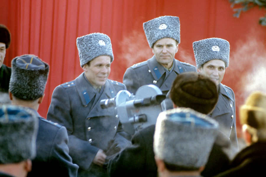 Космонавты Борис Волынов, Владимир Шаталов, Евгений Хрунов и Алексей Елисеев (справа налево)&nbsp;- экипажи космических кораблей &laquo;Союз-4&raquo; и &laquo;Союз-5&raquo;. Встреча в&nbsp;аэропорту Внуково, 1969&nbsp;год
