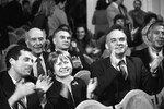 Композитор Александра Пахмутова и поэт Николай Добронравов в зрительном зале, 1984 год