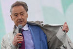 Поэт Андрей Дементьев на встрече с читателями во время книжного фестиваля в Москве, 2015 год