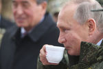Президент России Владимир Путин и президент Киргизии Сооронбай Жээнбеков на полигоне «Донгуз», где проходит основной этап стратегического командно-штабного учения «Центр-2019», 19 сентября 2019 года