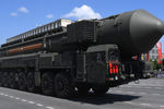 Автономная пусковая установка ПГРК «Ярс» на Тверской улице во время военного парада в ознаменование 75-летия Победы в Великой Отечественной войне 1941-1945 годов на Красной площади в Москве, 24 июня 2020 года 