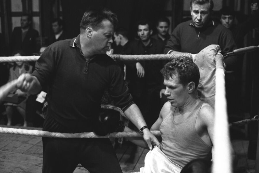 Борис Лагутин во время перерыва в&nbsp;поединке, 1966&nbsp;год