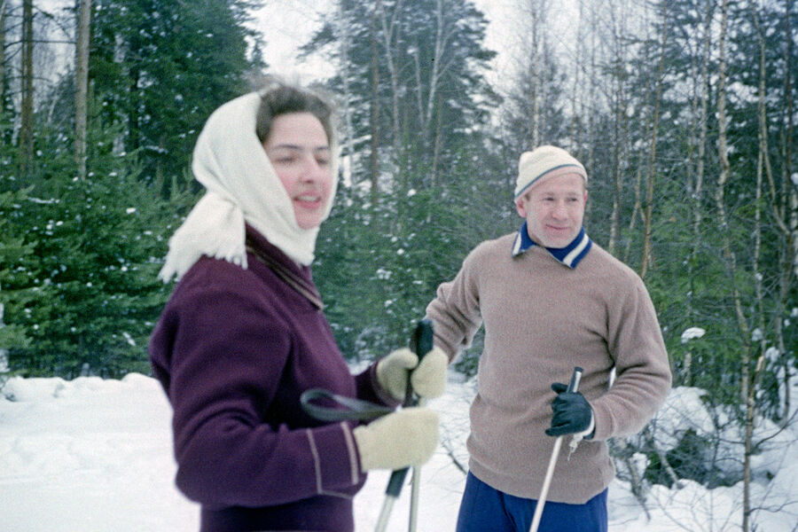 Алексей Леонов с&nbsp;женой Светланой на&nbsp;лыжной прогулке, 1965&nbsp;год