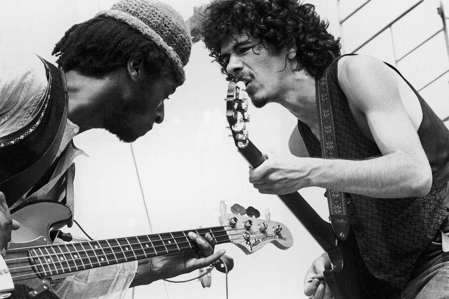Карлос Сантана во время выступления на&nbsp;музыкальном фестивале Woodstock, 1969&nbsp;год