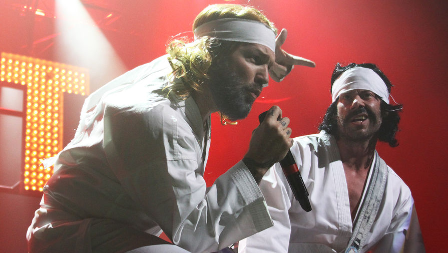 Лидер группы Limp Bizkit Фред Дёрст и гитарист Уэс Борланд на&nbsp;концерте в&nbsp;Москве