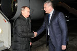 Владимир Путин и глава Республики Крым Сергей Аксенов в аэропорту Симферополя