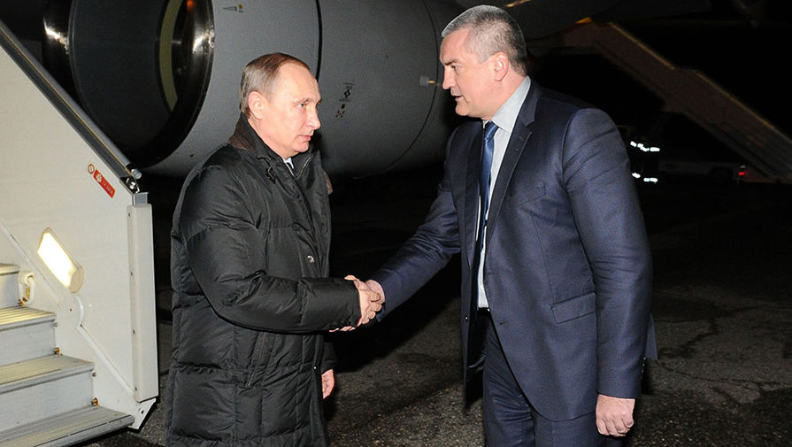 Владимир Путин и глава Республики Крым Сергей Аксенов в&nbsp;аэропорту Симферополя