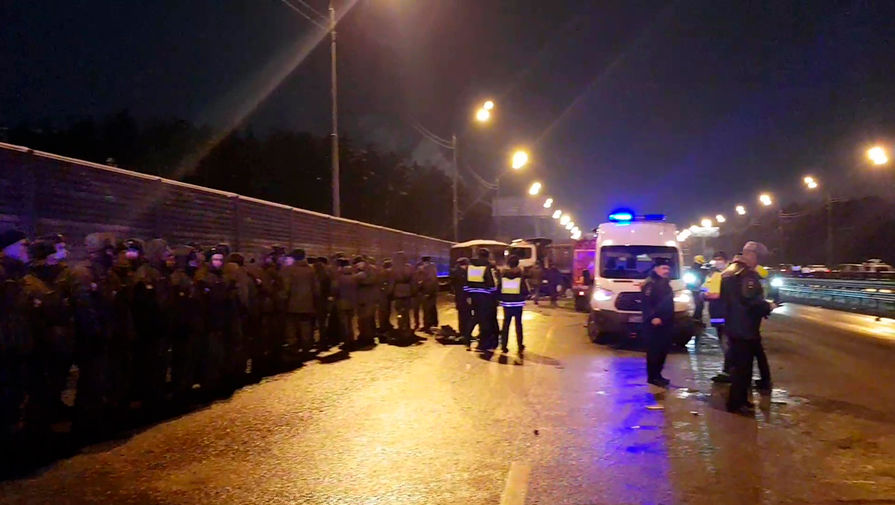 На&nbsp;месте аварии с&nbsp;участием самосвала и военных автобусов на&nbsp;28-м километре Новорижского шоссе в&nbsp;Подмосковье, 11&nbsp;января 2021&nbsp;года