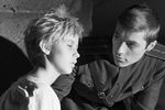 Евгений Жариков родился в 1941 году в Москве и после окончания школы поступил во ВГИК, на курс Сергея Герасимова и Тамары Макаровой. В кино он дебютировал уже на втором курсе, сыграв в фильме «А если это любовь» Юлия Райзмана. В 1962 году Жариков сыграл в фильме «Иваново детство» Андрея Тарковского. В нем он исполнил роль старшего лейтенанта Гальцева. На фото: актеры Евгений Жариков (справа) и Николай Бурляев (слева) в фильме Андрея Тарковского «Иваново детство», 1962 год 