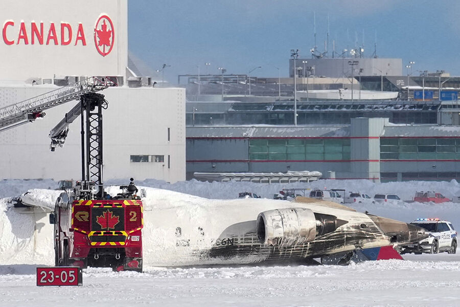 Спасатели работают на&nbsp;месте крушения самолета Bombardier CRJ-900 авиакомпании Delta Air Lines в&nbsp;международном аэропорту Пирсон в&nbsp;Торонто, Канада, 17&nbsp;февраля 2025&nbsp;года