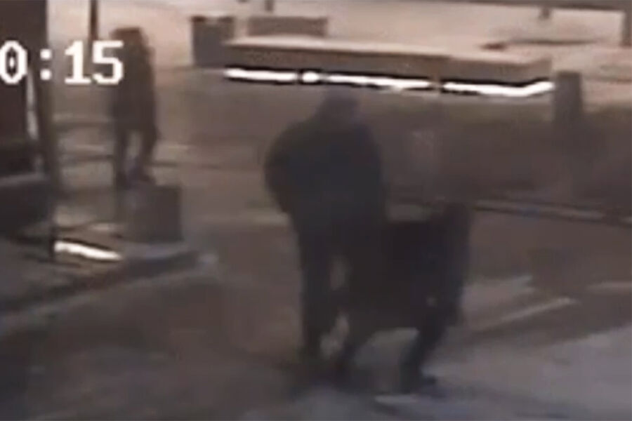 Кадр из&nbsp;видео драки актера Максима Виторгана и режиссера Константина Богомолова на&nbsp;улице в&nbsp;центре Москвы