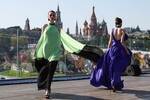 Модели во время показа бренда Noir Collective в рамках Московской недели моды на территории парка «Зарядье», 30 августа 2025 года