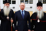 Глава Русской православной старообрядческой церкви митрополит Корнилий и президент РФ Владимир Путин (слева направо) во время посещения Рогожского духовного центра Русской православной старообрядческой церкви