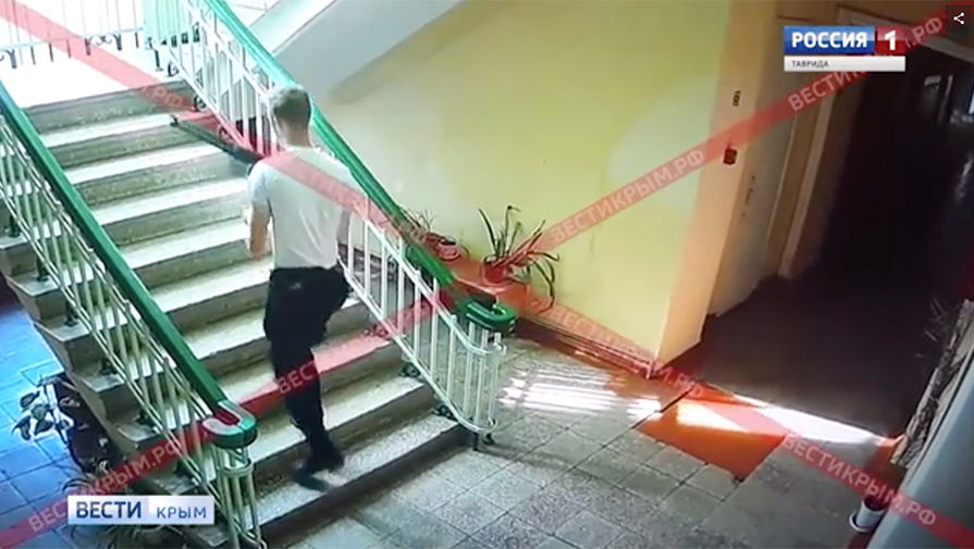 Нападение на колледж в Керчи. Скриншот видео с камер наблюдения.