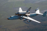 Грузовой самолет АН-225 «Мрия» с многоразовым космическим кораблем «Буран» на внешней подвеске во время перелета с космодрома Байконур в Киев, 1989 год 