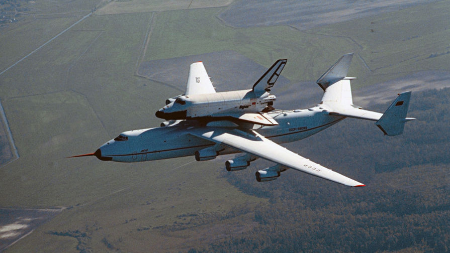 Грузовой самолет АН-225 &laquo;Мрия&raquo; с&nbsp;многоразовым космическим кораблем &laquo;Буран&raquo; на&nbsp;внешней подвеске во время перелета с&nbsp;космодрома Байконур в&nbsp;Киев, 1989 год 