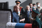 Трехкратный олимпийский чемпион по греко-римской борьбе Александр Карелин во время церемонии прощания с борцом Александром Иваницким в легкоатлетическо-футбольном комплексе ЦСКА на Ленинградском проспекте в Москве, 29 июля 2020 года