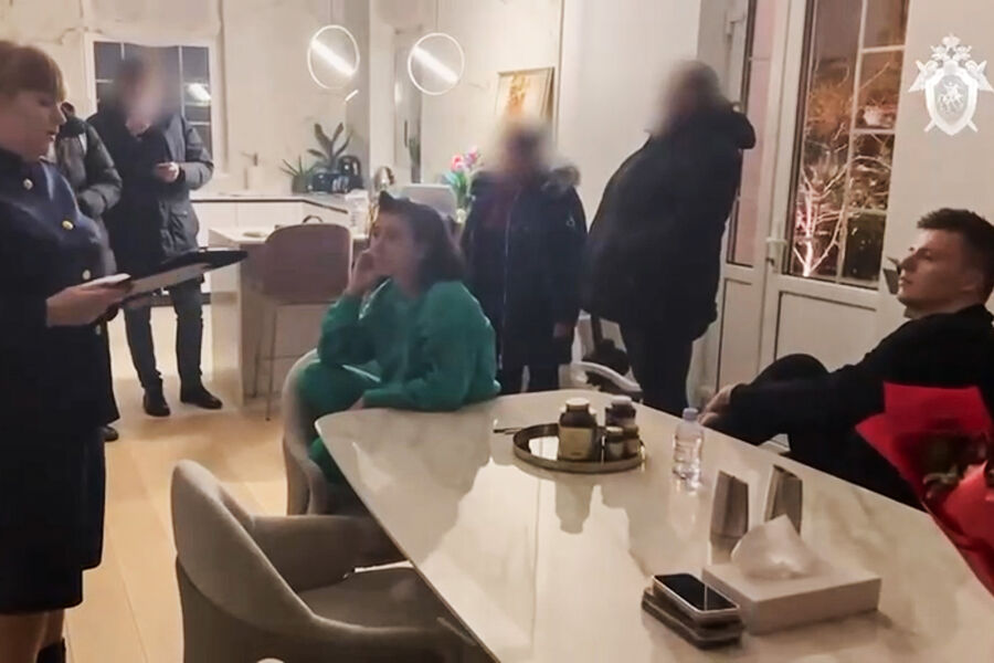 Сотрудники правоохранительных органов во время обыска в&nbsp;доме семьи блогеров Чекалиных, 7&nbsp;марта 2023&nbsp;года