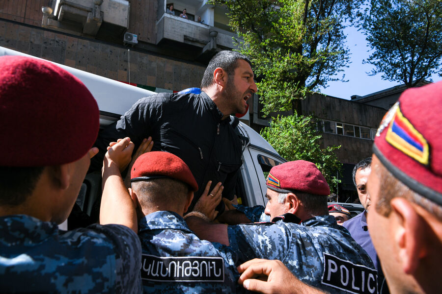 Сотрудники правоохранительных органов задерживают участников протеста в&nbsp;Ереване, Армения, 22&nbsp;сентября 2023&nbsp;год