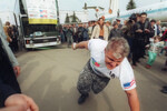Владимир Турчинский передвигает 18-тонный автобус на 15 метров, 1997 год