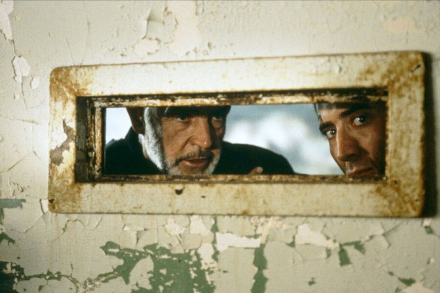 <b>«Скала», 1996</b>
<br><br>
Образцовый боевик режиссера Майкла Бэя и продюсера Джерри Брукхаймера. Правительственная группа пытается проникнуть в&nbsp;тюрьму &laquo;Алькатрас&raquo;, захваченную террористами (бывшими морпехами), которые угрожают пальнуть по&nbsp;Сан-Франциско ракетой с&nbsp;химическим оружием, если власти не выплатят компенсации семьям погибших в&nbsp;ходе секретных операций во Вьетнаме и Ираке. Кейдж изобразил в&nbsp;картине специалиста по&nbsp;химическому и биологическому оружию из&nbsp;ФБР, а его партнером по&nbsp;кадру стал Шон Коннери.