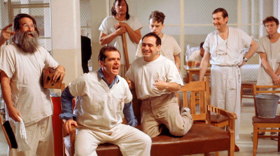 <b>«Пролетая над гнездом кукушки» (1975)</b>
<br>Драма, снятая по мотивам одноименного романа Кена Кизи, стала путевкой в большое кино для Де Вито. Режиссер Милош Форман рассматривал на роль Мартини актера с яркой индивидуальностью, этим ему и приглянулся артист, который на тот момент играл в бродвейском спектакле по «Гнезду кукушки». Фильм был удостоен сразу пяти «Оскаров»