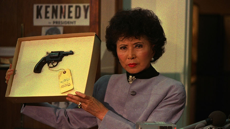 Госсекретарь Калифорнии с&nbsp;пистолетом, из&nbsp;которого был убит Роберт Кеннеди, во время пресс-конференции в&nbsp;Сакраменто, апрель 1988 года