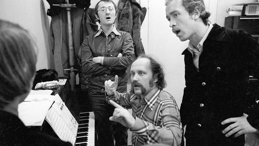 Участники белорусского ансамбля «Песняры» на репетиции, 1976 год