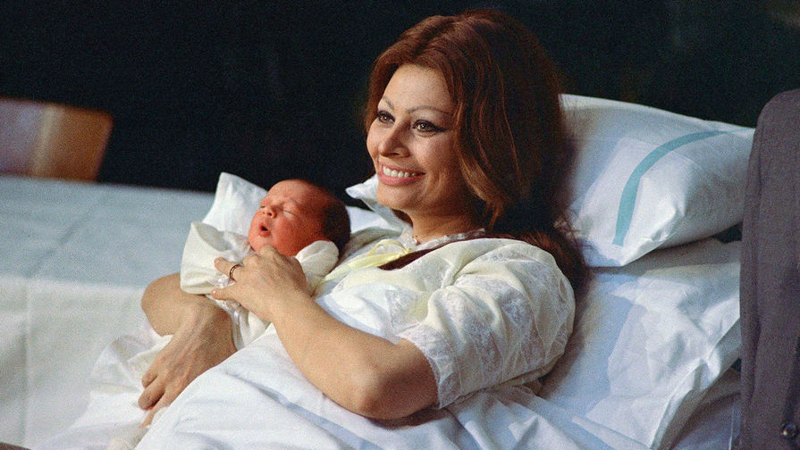 Актриса Софи Лорен и ее новорожденный сын Карло, 21 декабря 1968 года